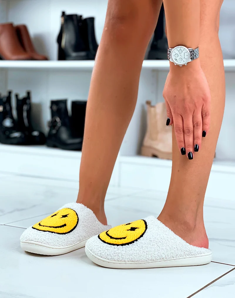 Chaussons Smiley : Joie & Confort en jaune