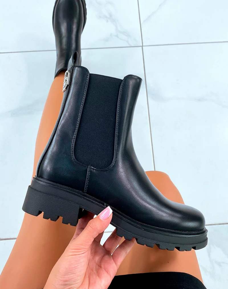 Bottines Chelsea Noires Avec Boucle Argentée