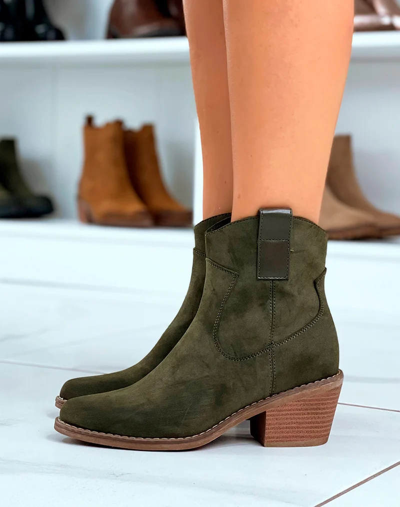 Bottines style santiags en suédine verte kaki à petit talon pour femmes