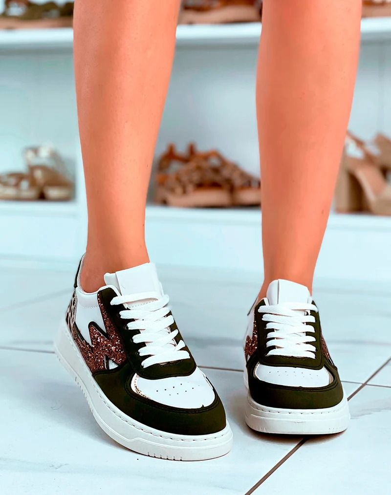 Baskets blanches à empiècements vert à motifs léopard et détails éclair pailleté