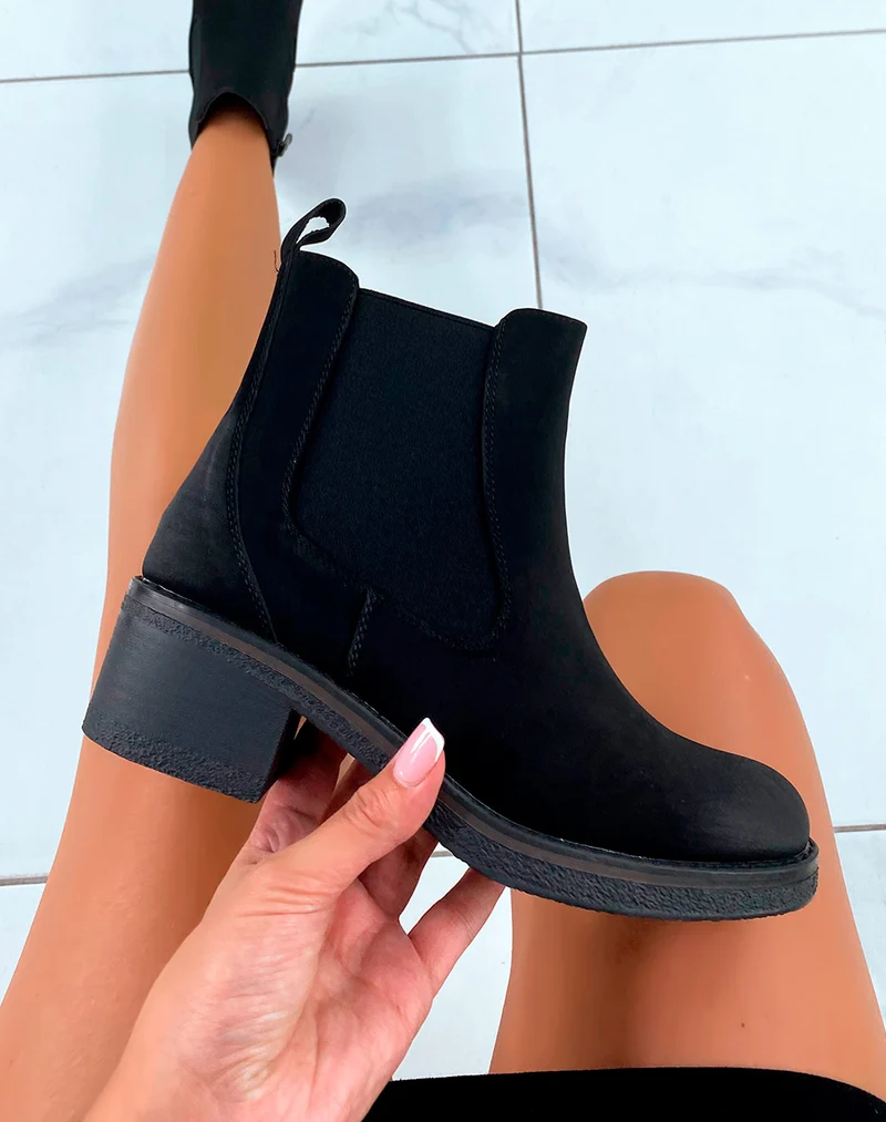 Chic & Élégance : Bottines Noires en Suédine Style Chelsea