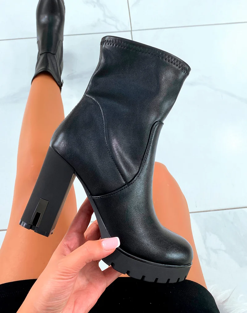 Bottines noires à talon à détail incrusté