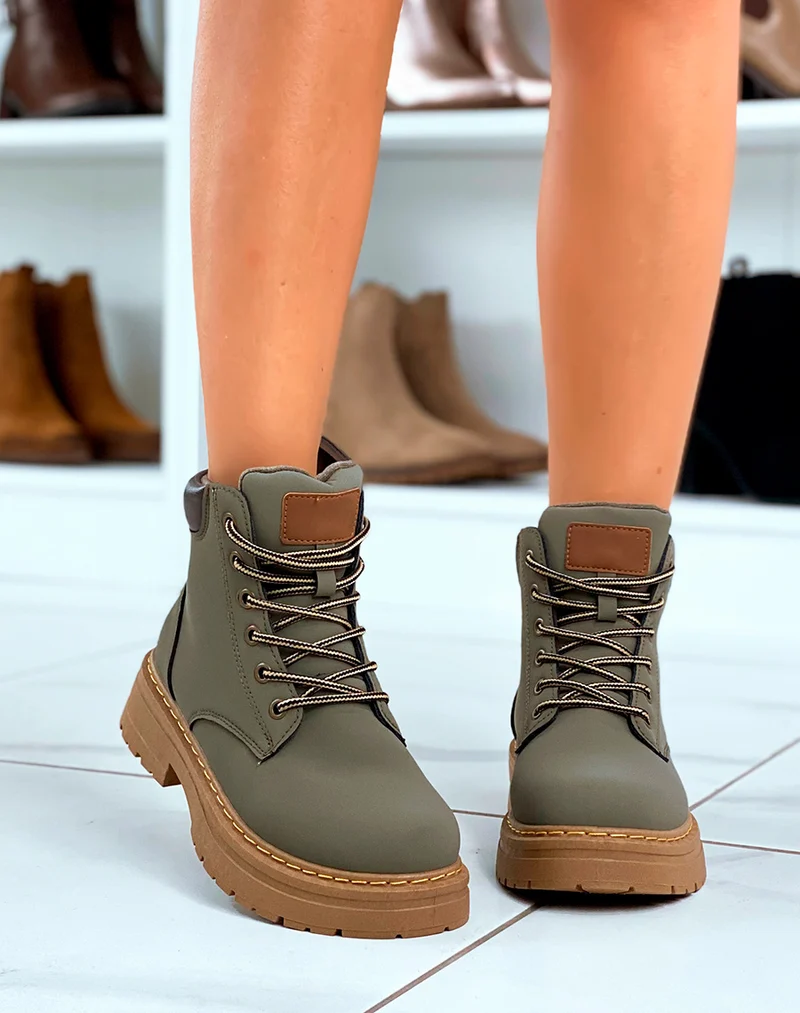 Bottines Vertes à Lacets : Audace et Confort