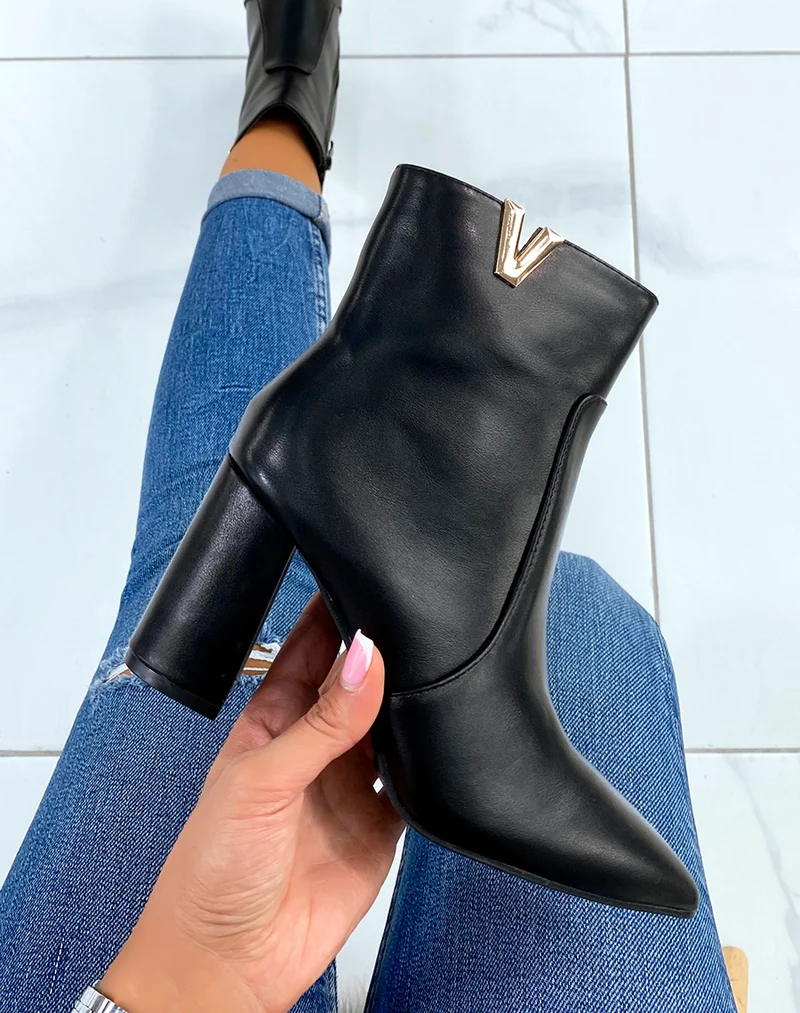 Bottines noires à détail doré en forme de v