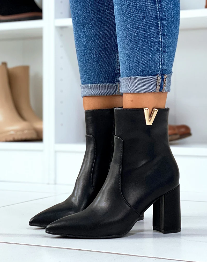 Bottines noires à détail doré en forme de v