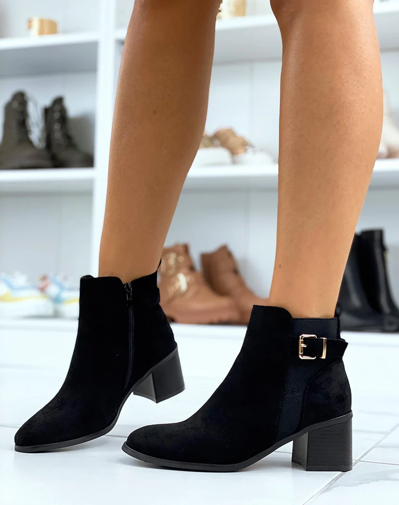 Bottines à talon en suédine noires à sangle dorée