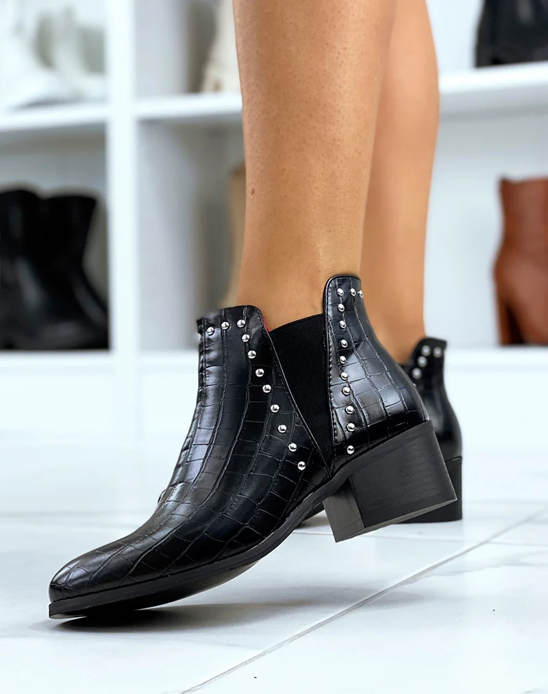 Bottines basses effet croco noir cloutées