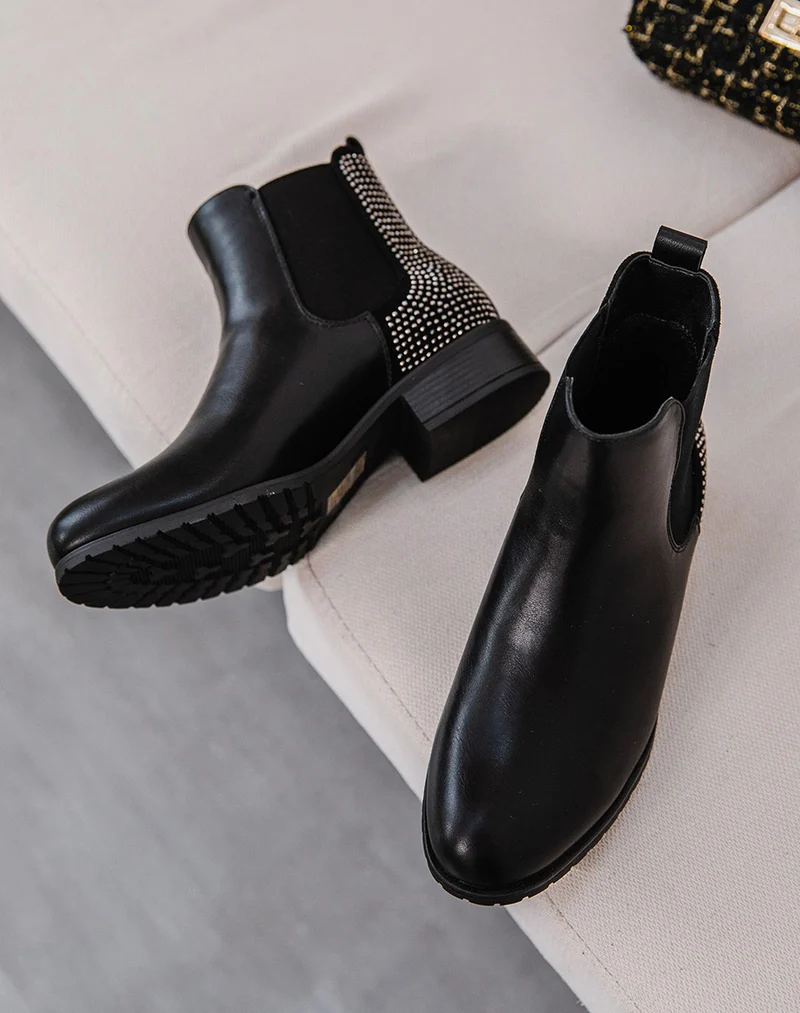 Bottines basses noires à clous