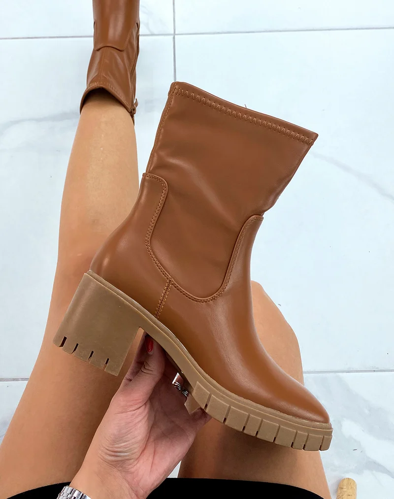 Bottines camel à talon et tige souple à bout carré