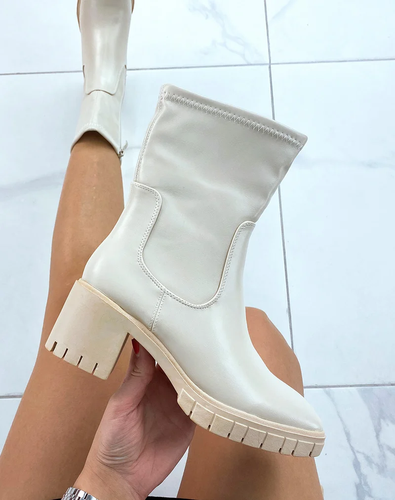 Bottines beiges à talon et tige souple à bout carré