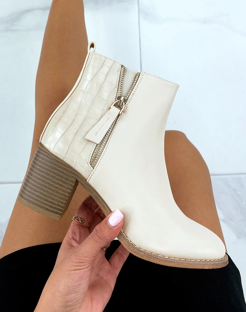 Bottines beiges à talons avec détail croco