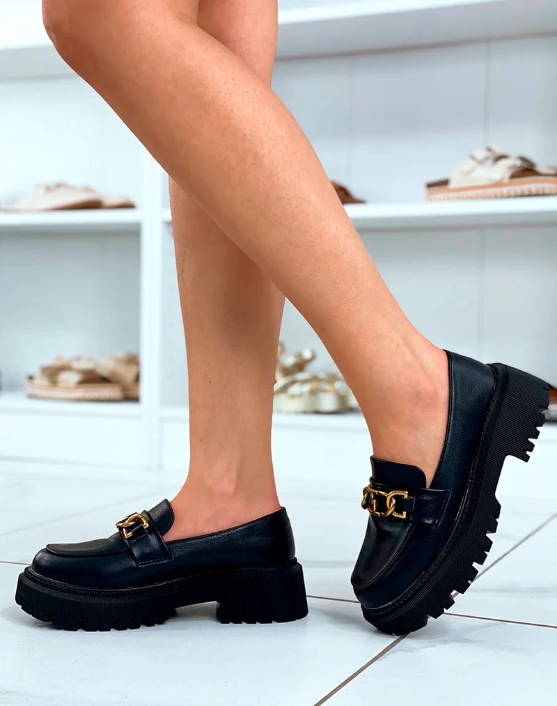 Mocassins noirs à semelle épaisse à boucle dorée