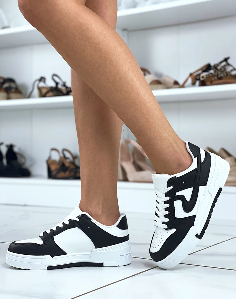 Baskets blanches et noirs