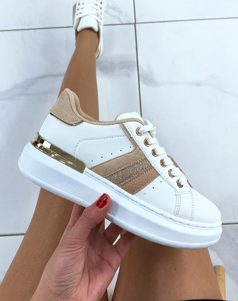 Baskets blanches avec des surpiqures