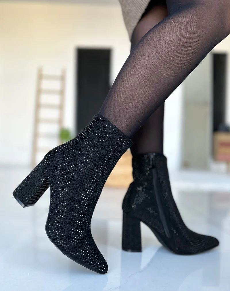 Bottines noires à strass et talon droit
