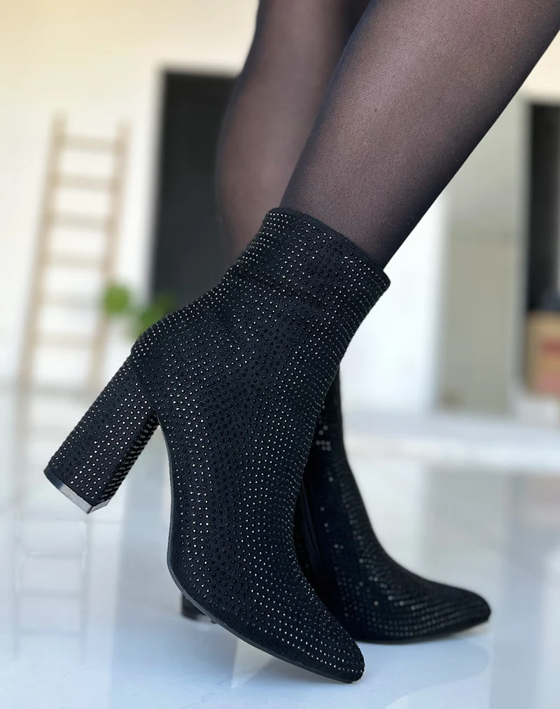 Bottines noires à strass et talon droit