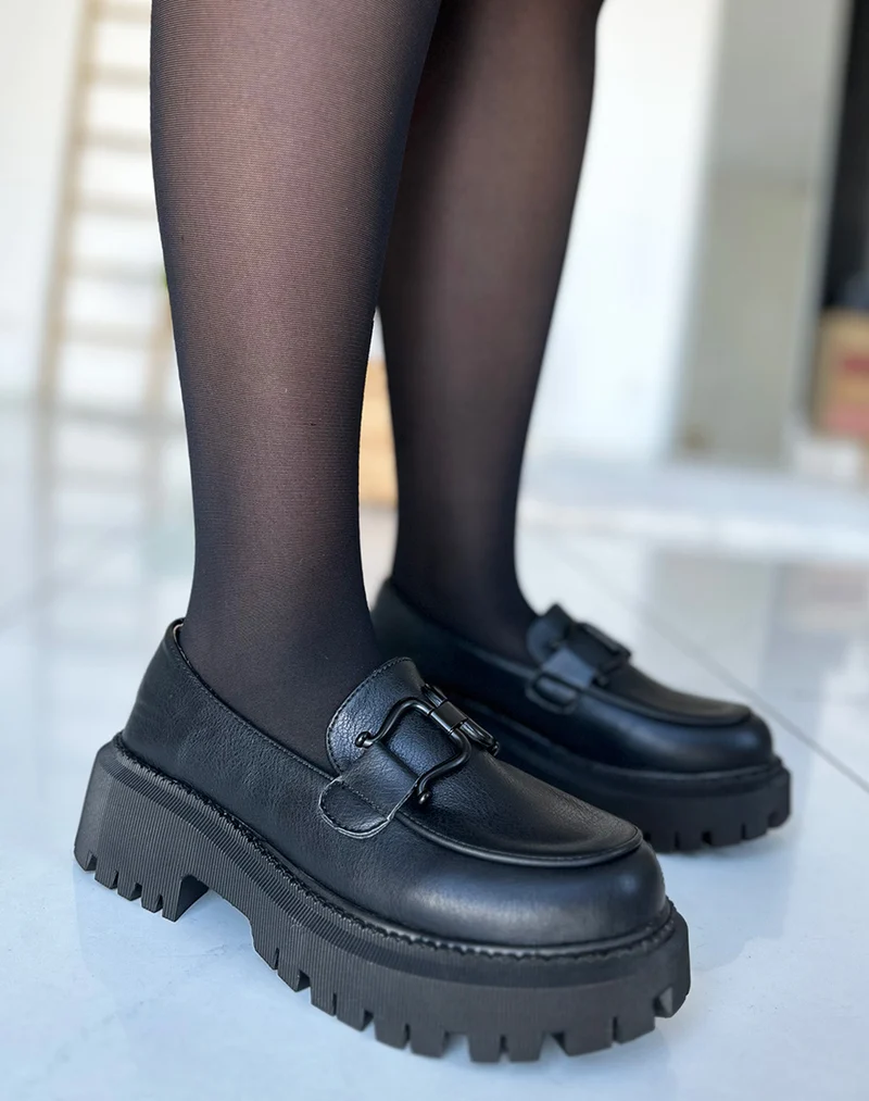 Mocassins noirs mat à détails noir mat et semelle épaisse