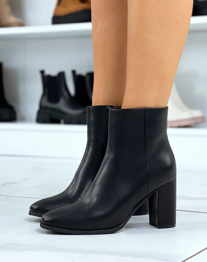 Bottines noires à talons et bout carré