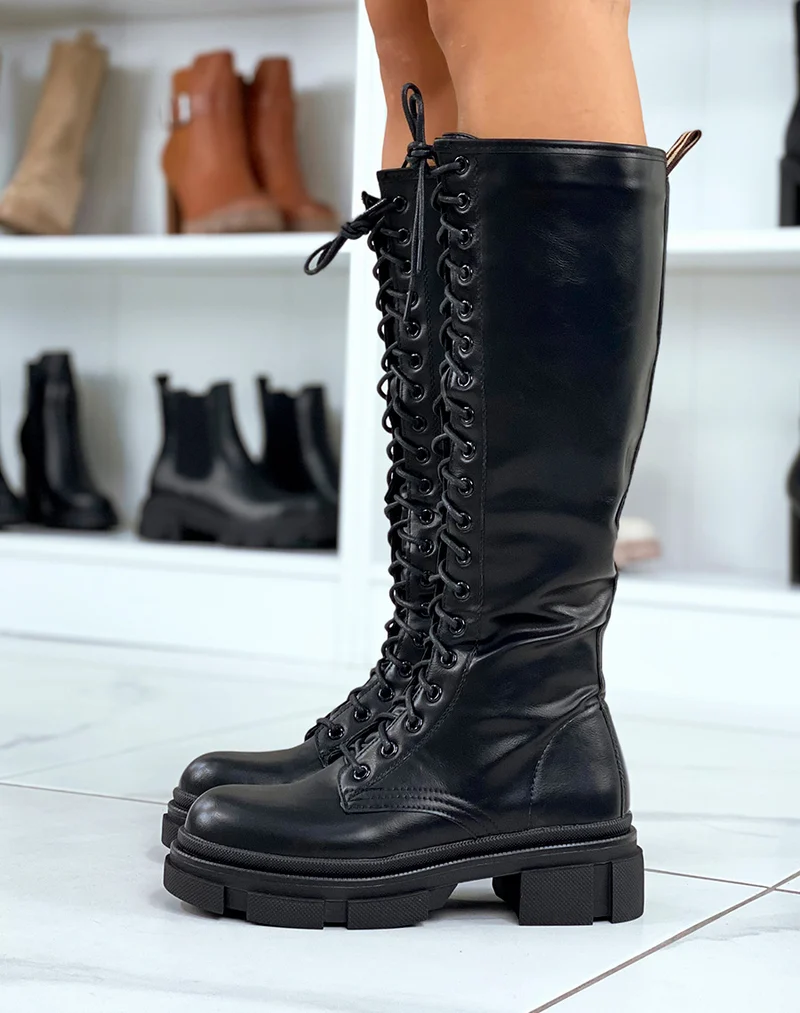 Bottes noires à lacets e semelle légèrement crantée