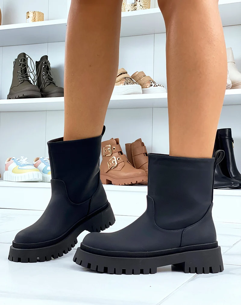 Bottines noires effet imperméable à semelle crantée