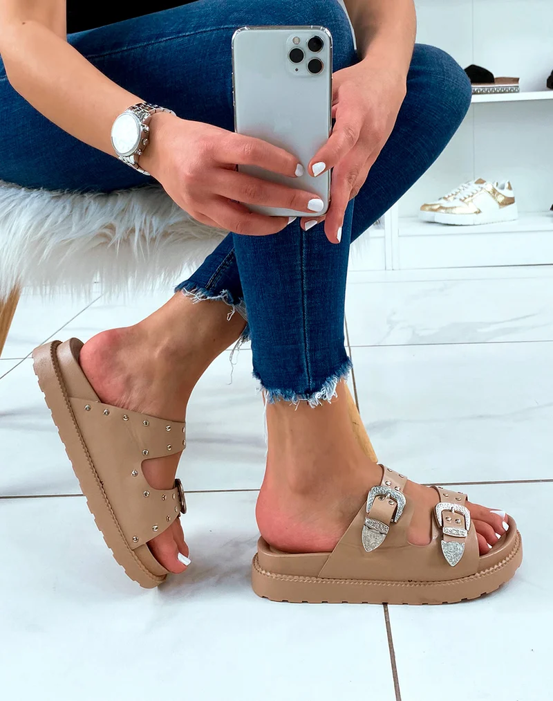 Mules beiges à double bride cloutées et fermoirs argentés