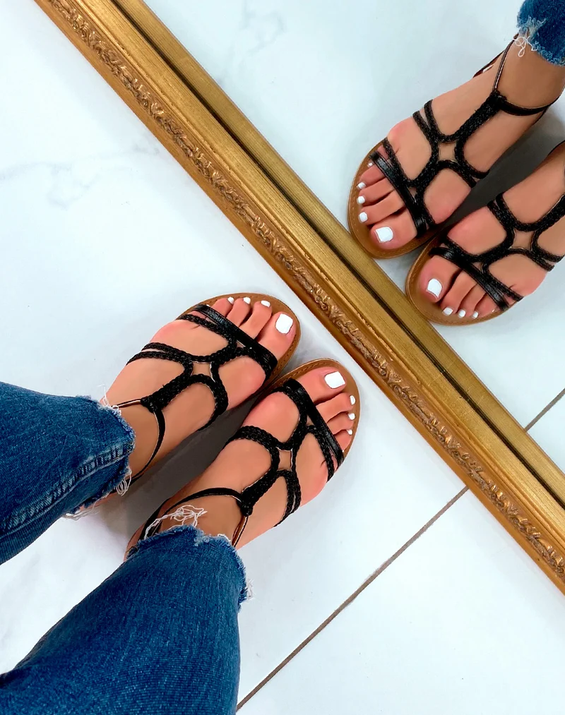 Nu-pieds noirs à multiples brides tressées