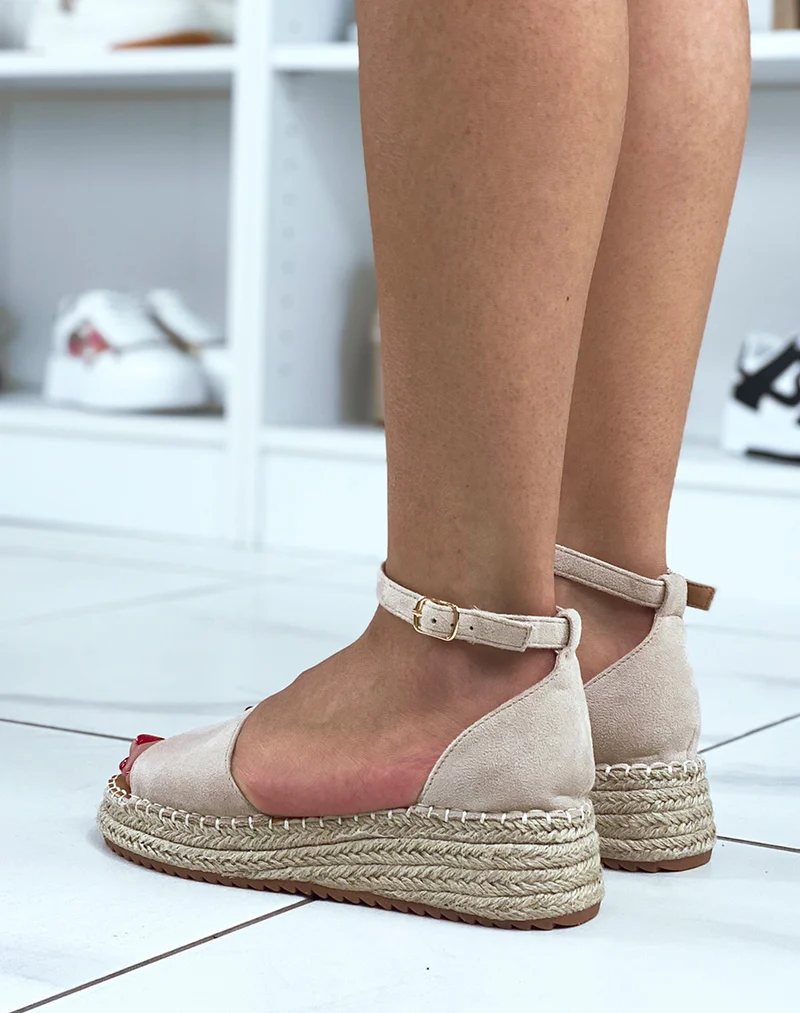 Sandales à plateformes en suédine beige avec coutures apparentes