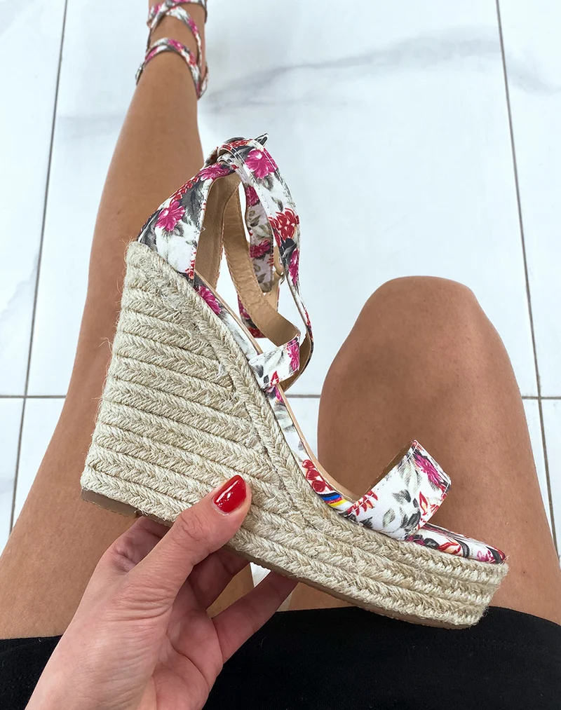 Sandales à imprimé fleuris à talons compensés avec bride avant