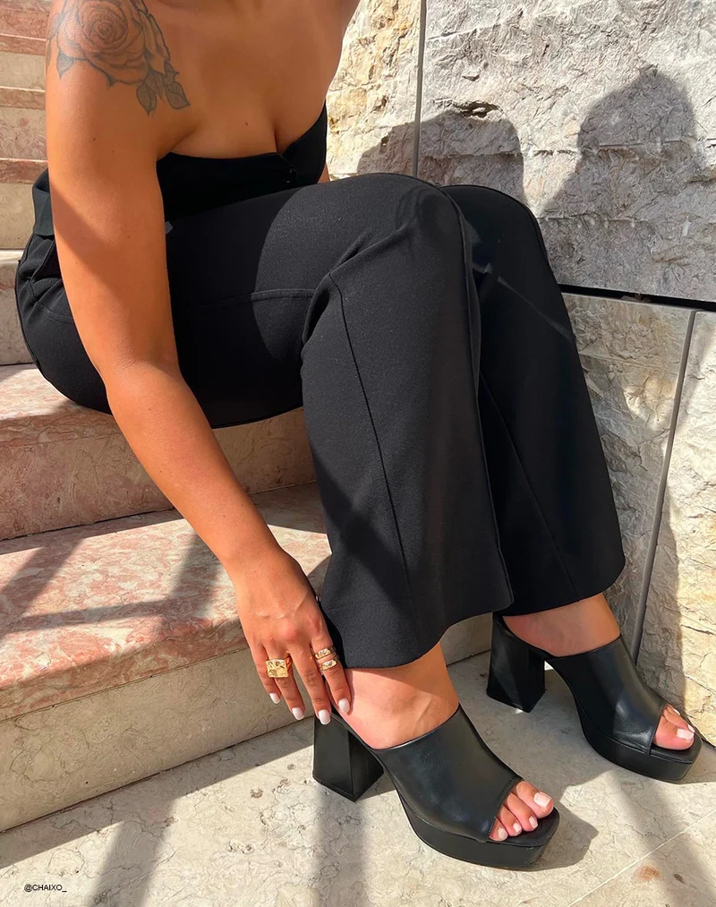 Mules noires à gros talon et grosse plateforme