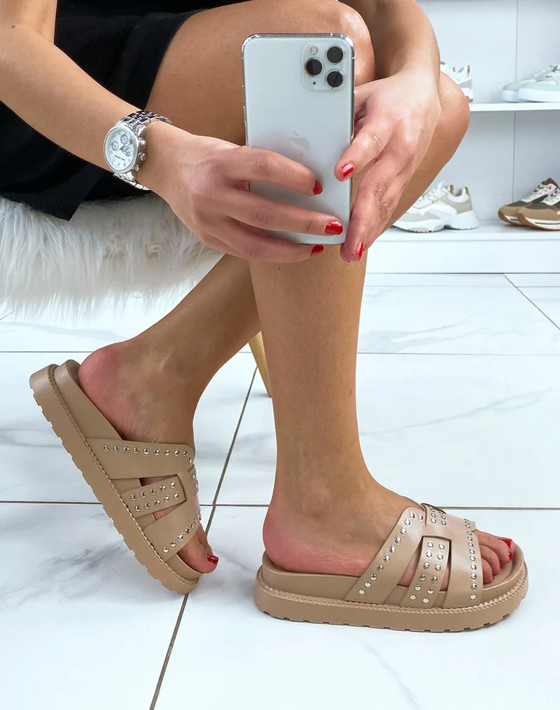 Mules beiges à brides épaisses cloutées