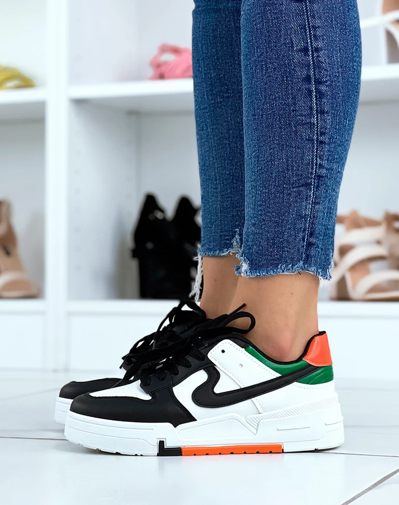 Baskets blanches et noires à détails orange et vert