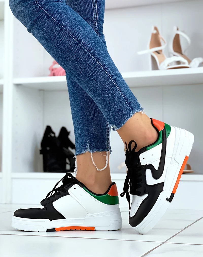 Baskets blanches et noires à détails orange et vert
