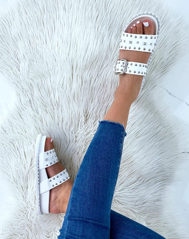 Mules plates à doubles brides et détails cloutés