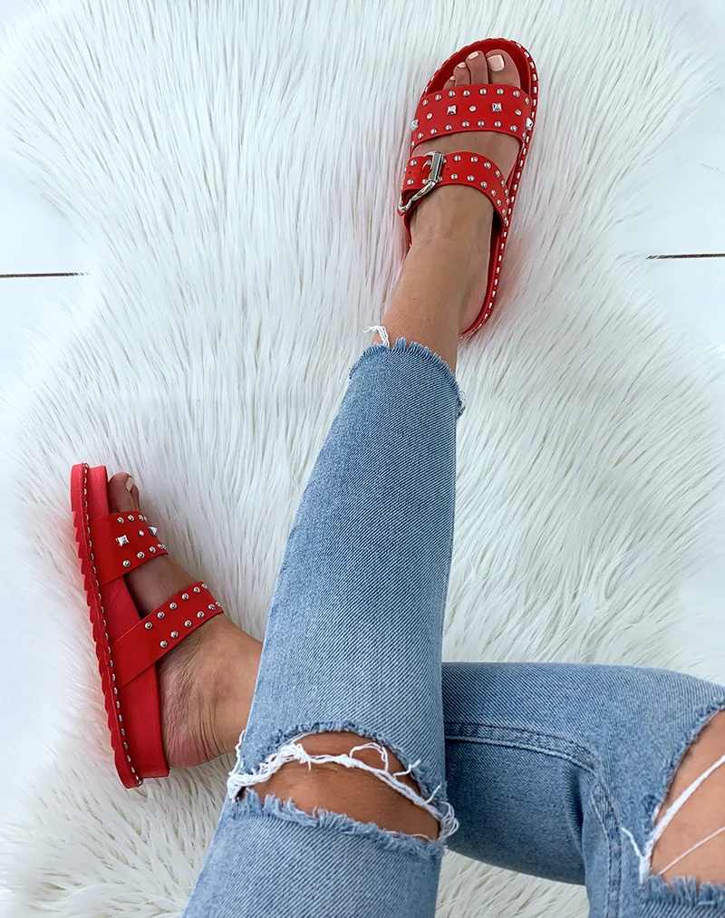 Sandales cloutés rouge à boucle