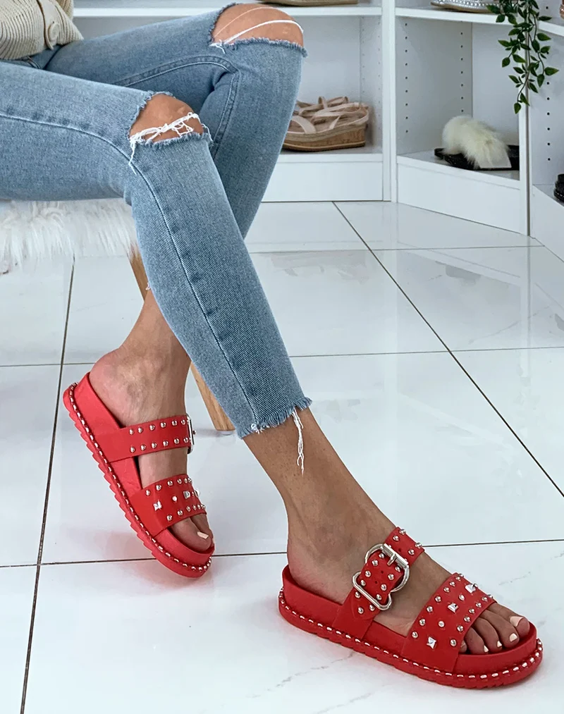 Sandales cloutés rouge à boucle