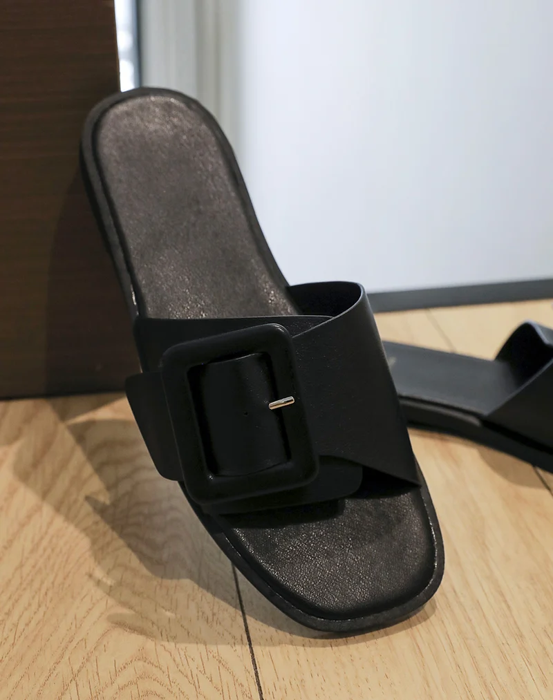 Mules plates noires à grosse lanière ceinturée