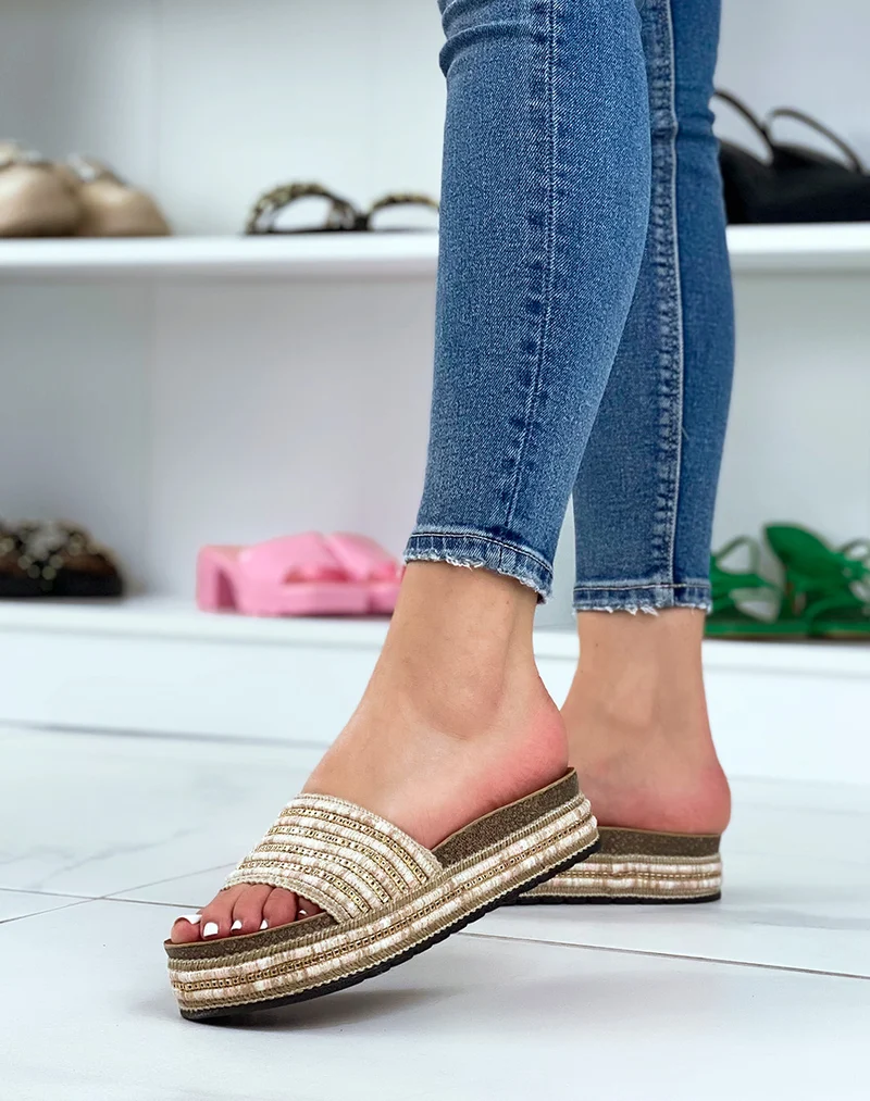 Mules beige à semelle compensée et bijoux roses et dorés