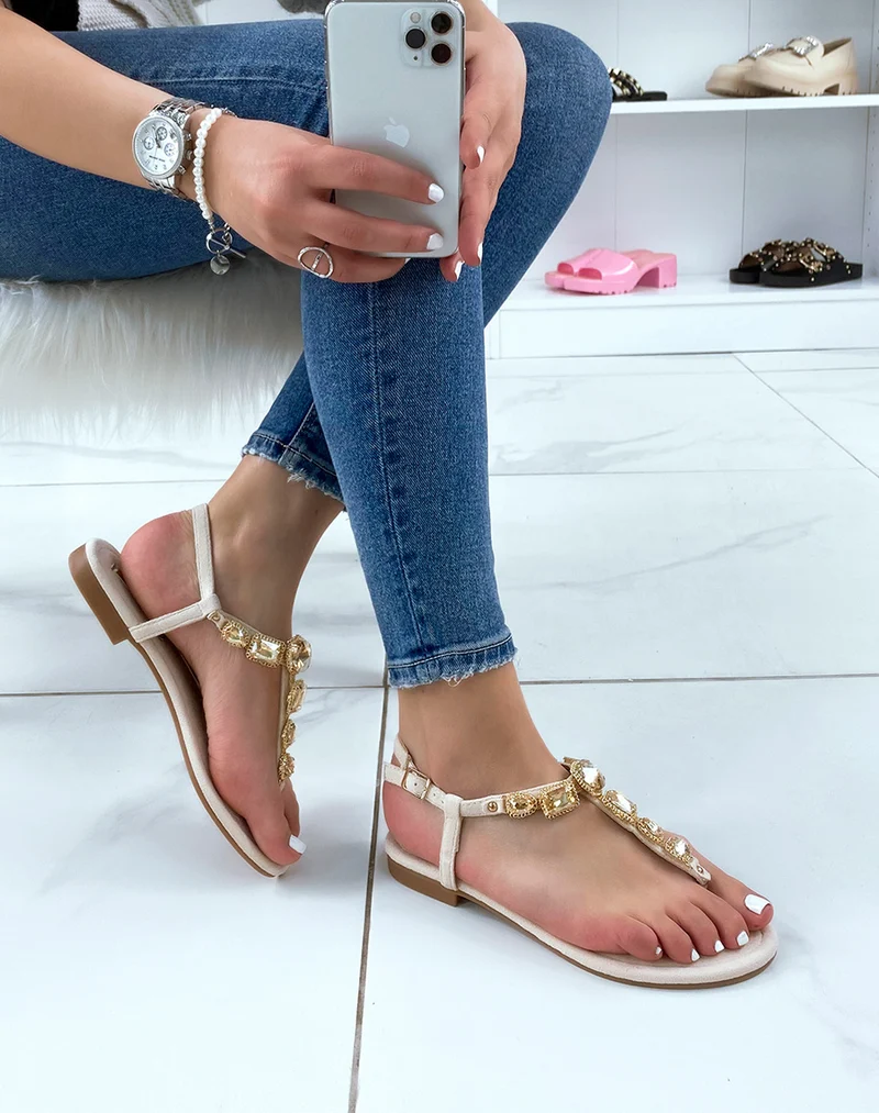 Nu-pieds beiges en suédine à gros bijoux dorés