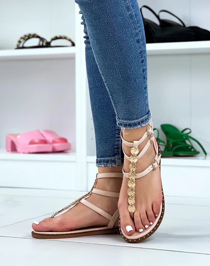 Nu-pieds beiges à multiples lanières et bijoux dorés