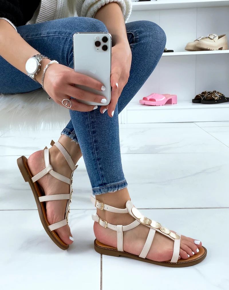 Nu-pieds beiges à pièces dorés et multiples brides