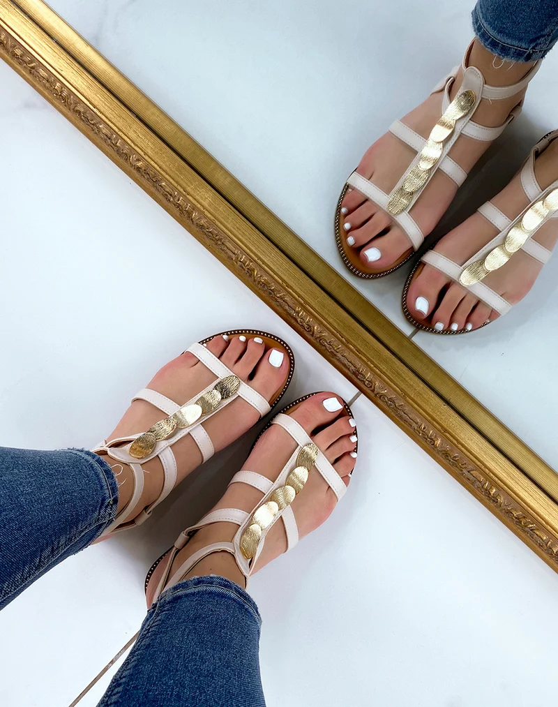 Nu-pieds beiges à pièces dorés et multiples brides
