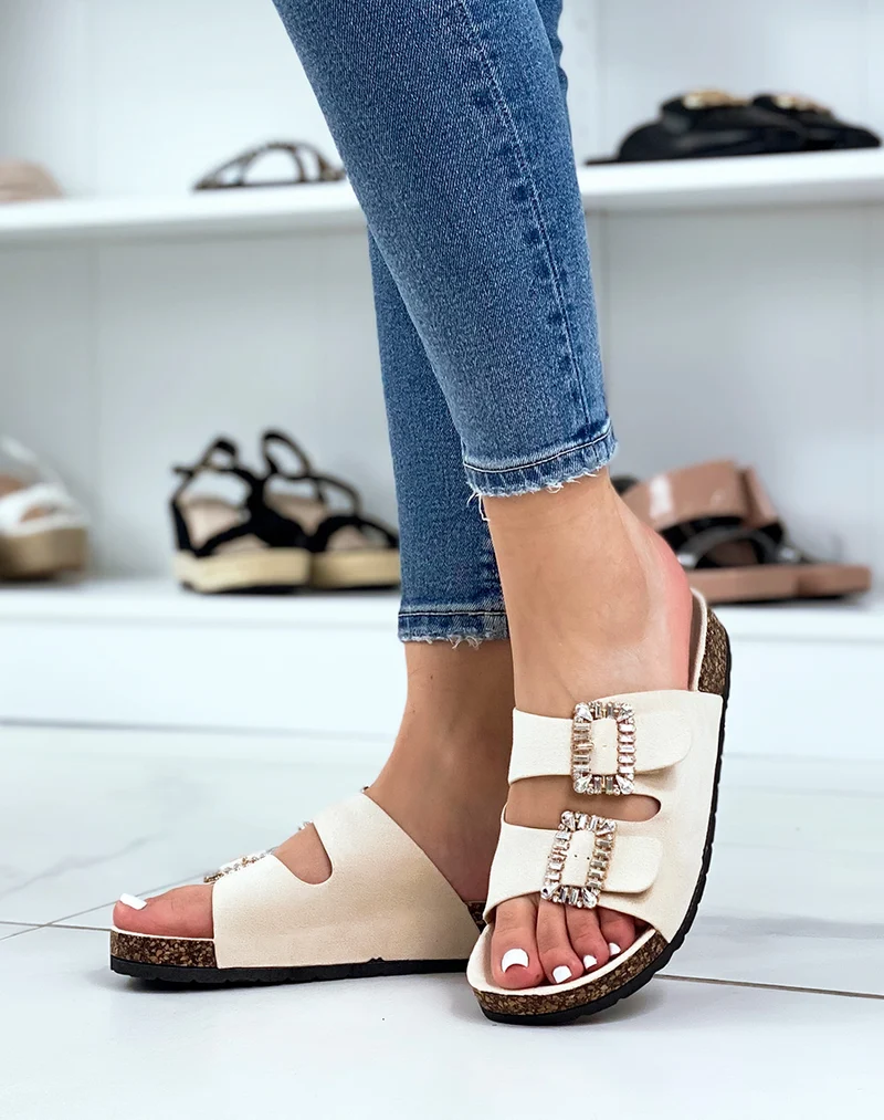 Mules beiges à lanières épaisses et bijoux à strass