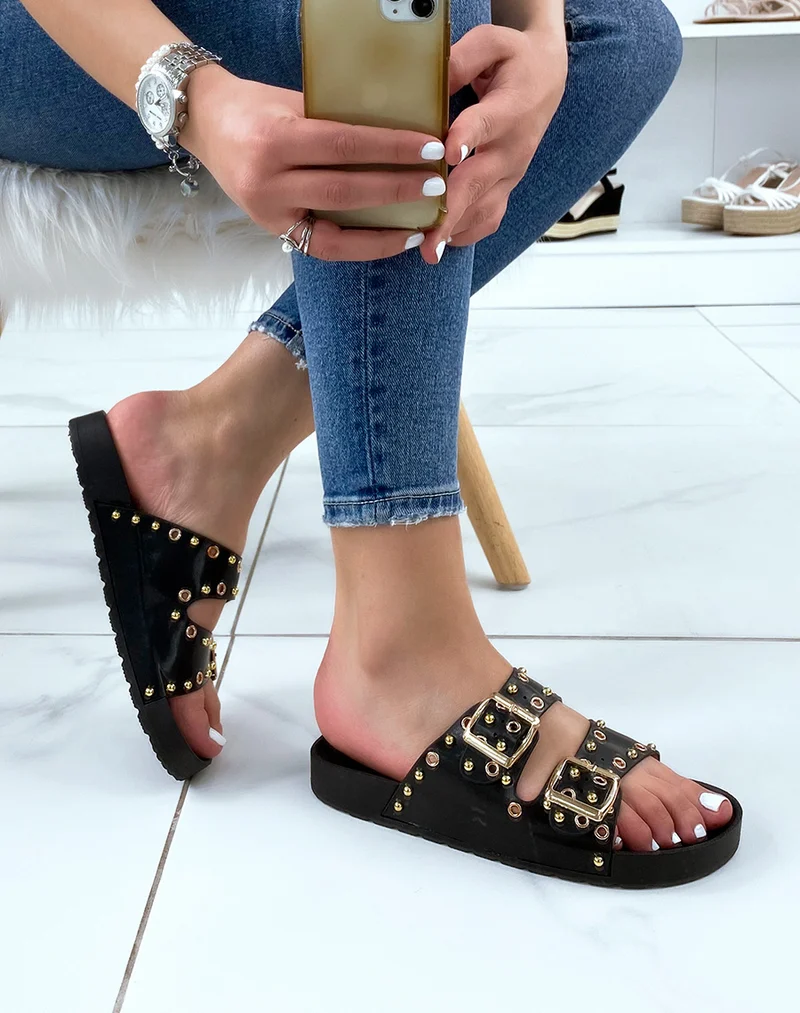 Mules plates noires à lanières ajustables et clous dorés