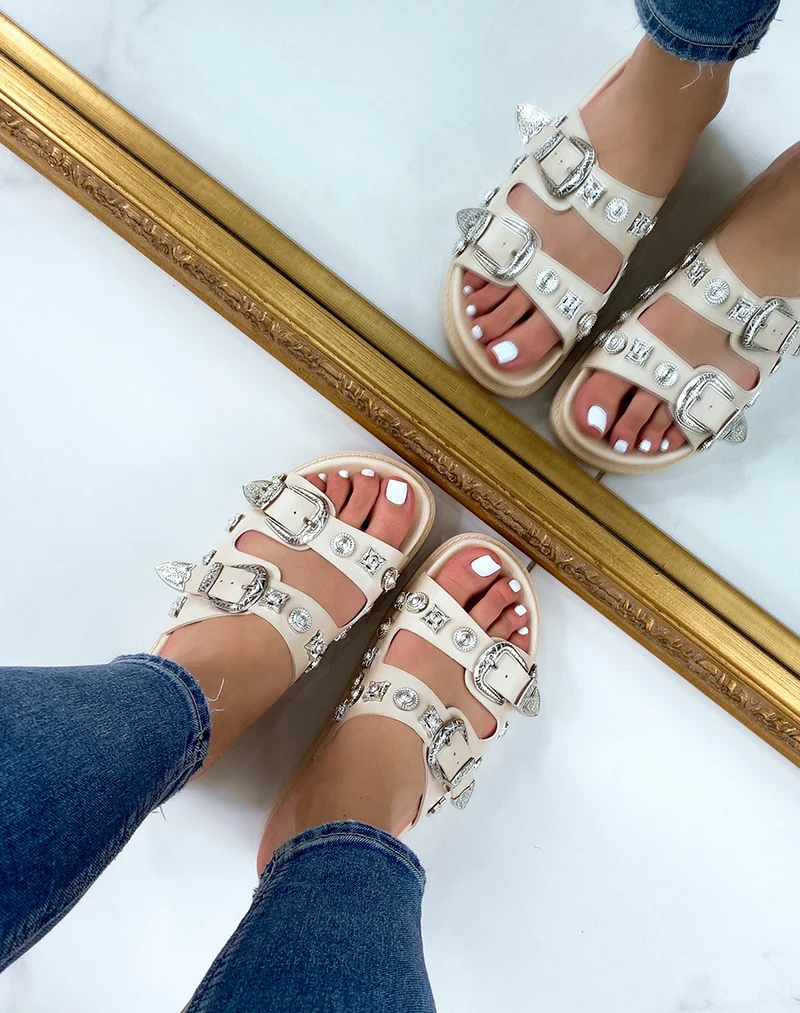 Mules beiges à double brides à bijoux argentés