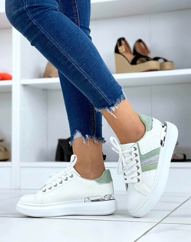 Baskets blanches à empiècements verts et argentés à paillets