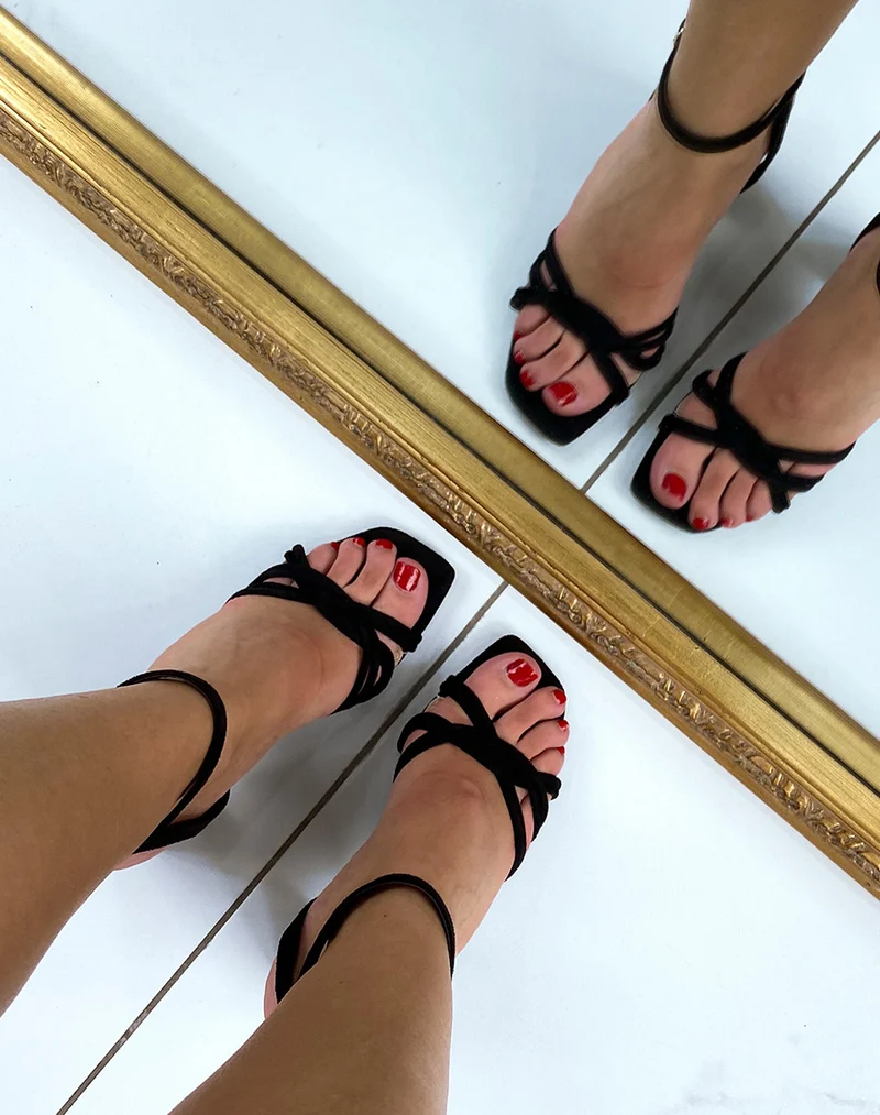 Sandales noires en suédine à triple brides entrecroisées