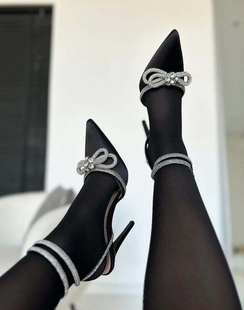 Escarpins noirs ouverts noir à détails strassés et double lanière