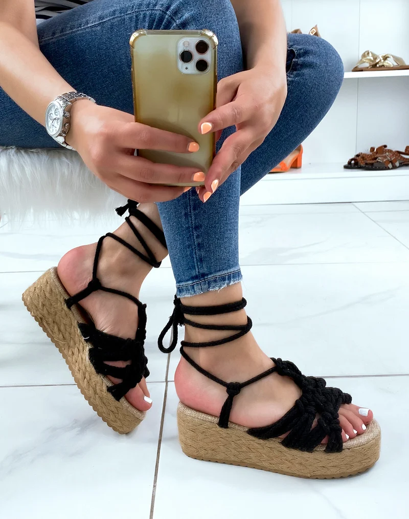 Sandales compensées noires nouées avec de larges cordes