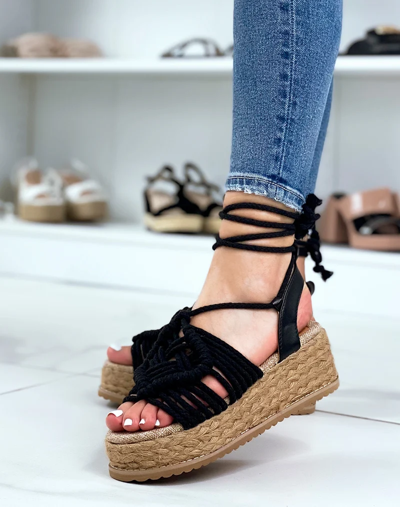 Compensées à longues brides noires et semelle en jute