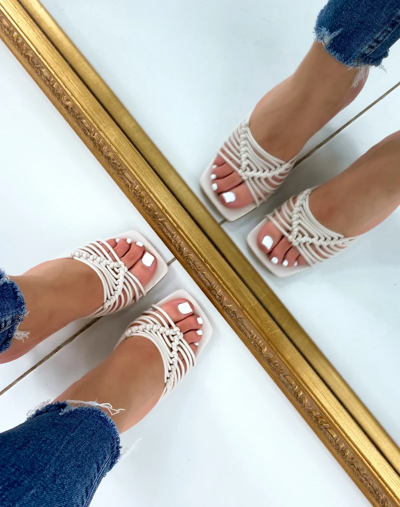 Mules à talons beiges à multiples brides